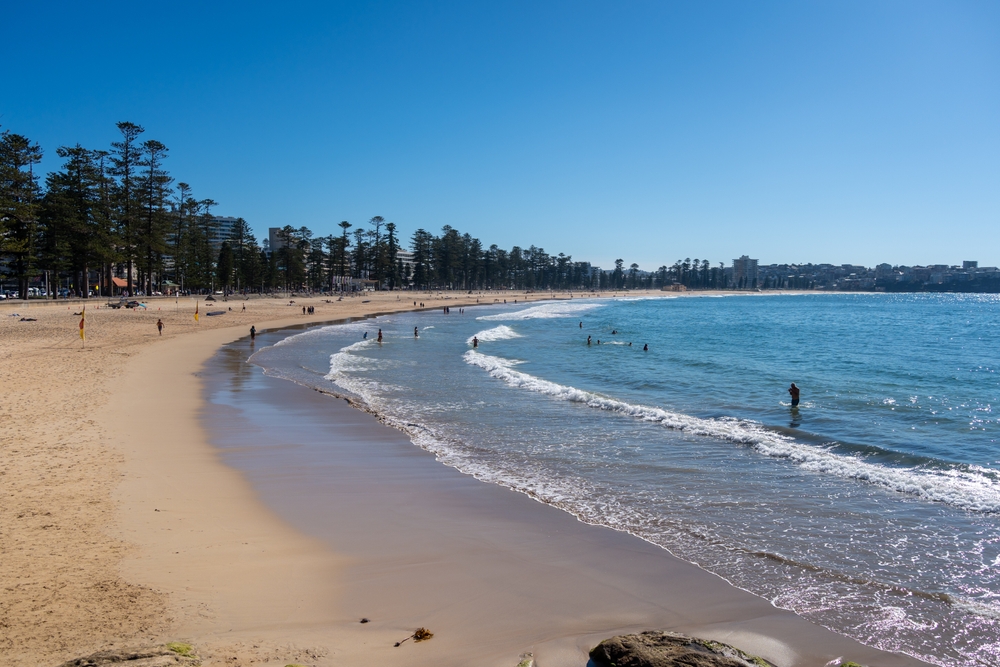 Manly Beach a Sydney con sabbia dorata e onde blu