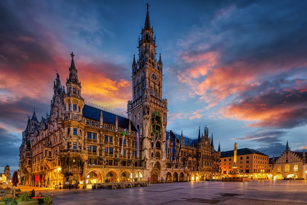 Marienplatz e il municipio Neues Rathaus a Monaco di Baviera all'alba