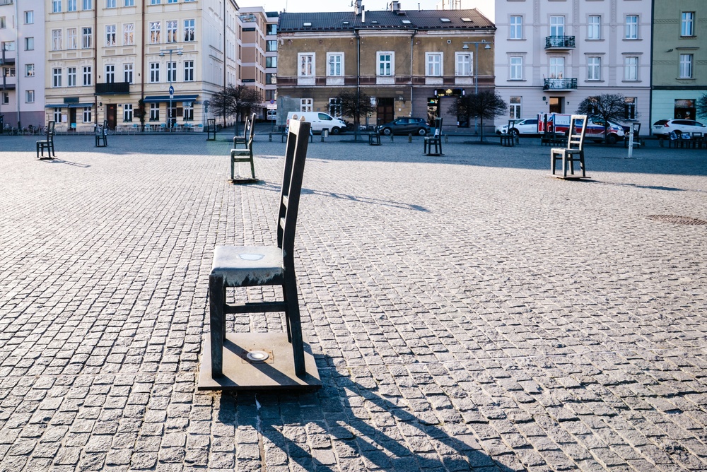 Il memoriale delle sedie vuote in Plac Bohaterów Getta a Podgórze, Cracovia