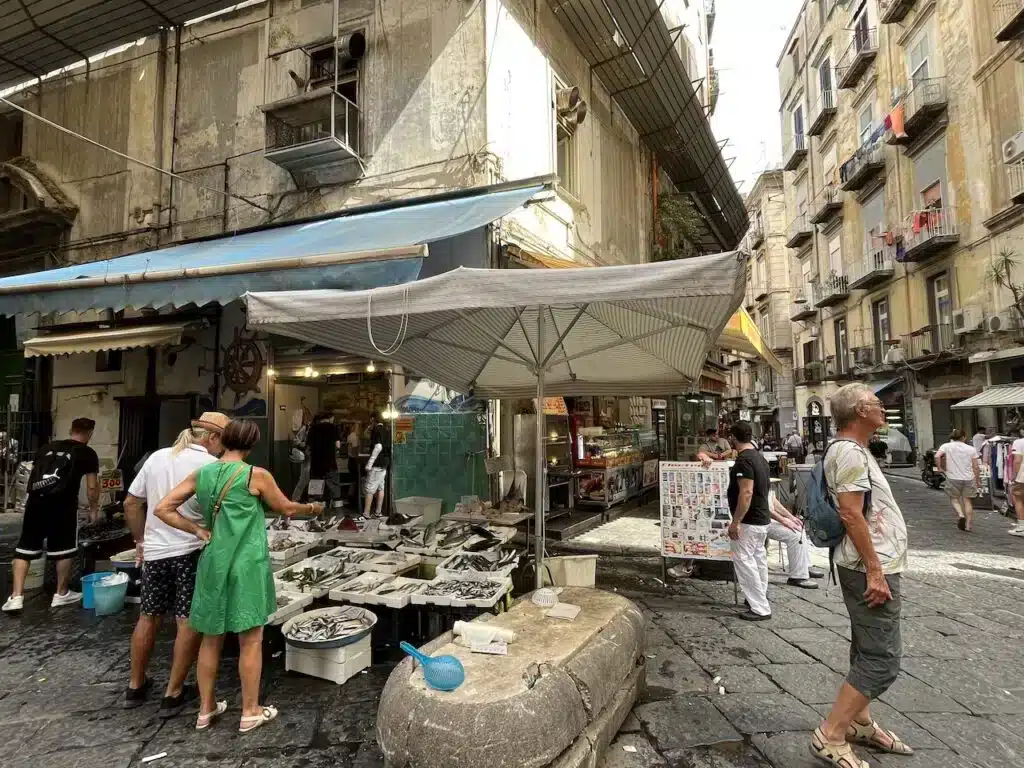 mercato del pesce di Napoli nel centro storico