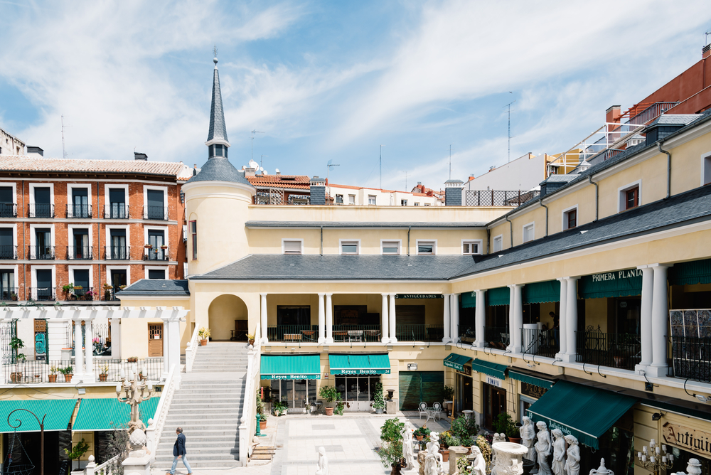 Il mercato domenicale El Rastro nelle vie intorno a Ribera de Curtidores a Madrid
