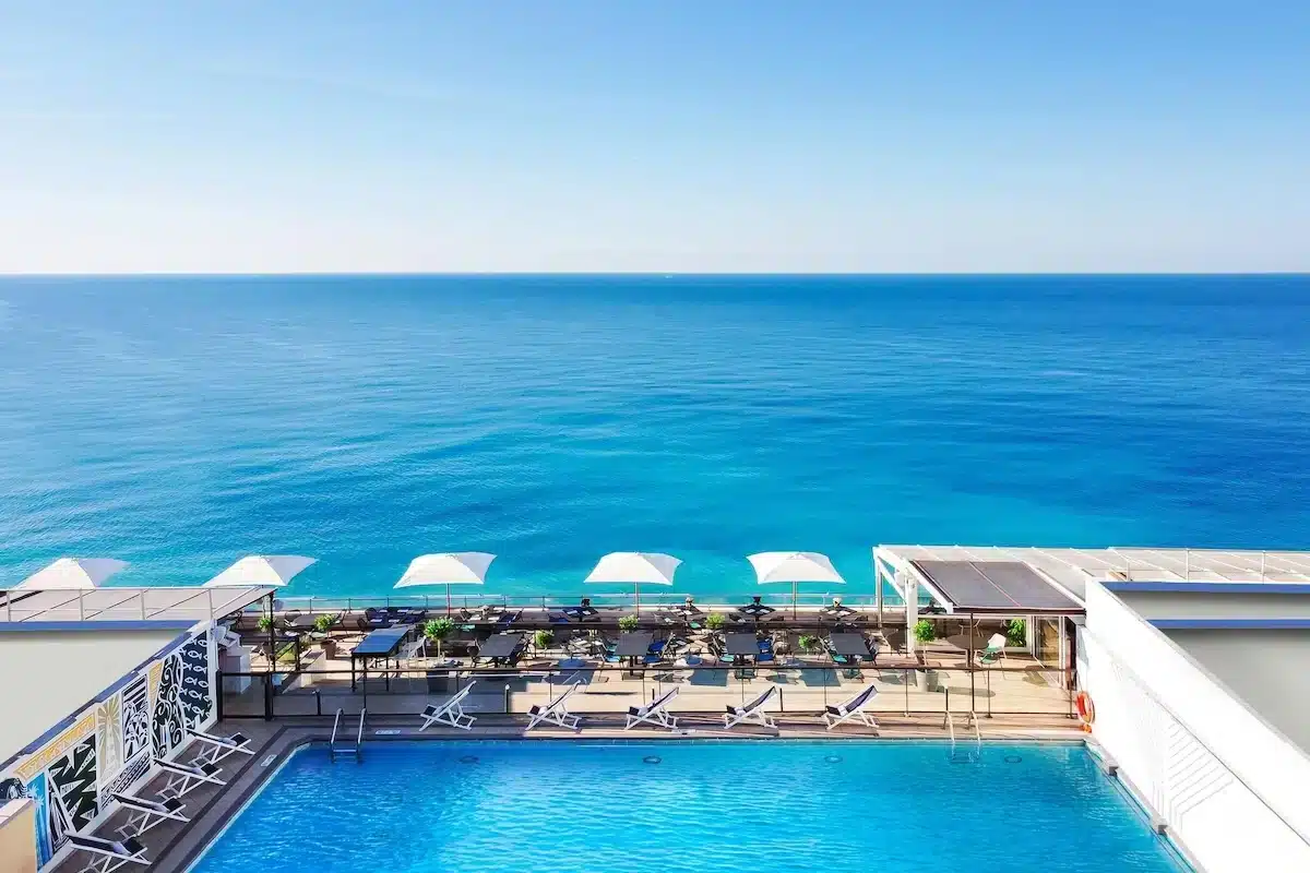 Le Meridien, hotel di lusso con piscina sulla spiaggia di Nizza