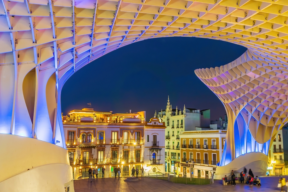 La struttura in legno del Metropol Parasol con lo skyline di Siviglia