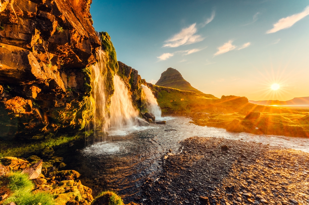 Il monte Kirkjufell e la cascata Kirkjufellsfoss su Snæfellsnes all'alba