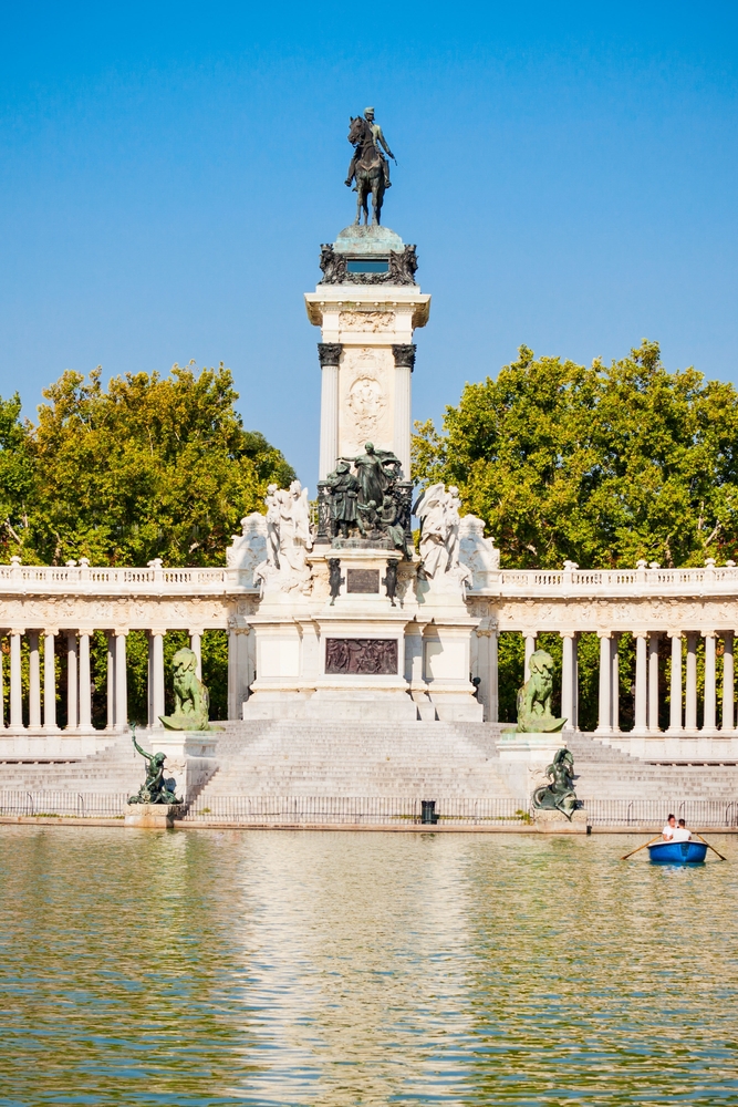 Il monumento ad Alfonso XII sul lago Estanque Grande nel Parco del Retiro a Madrid