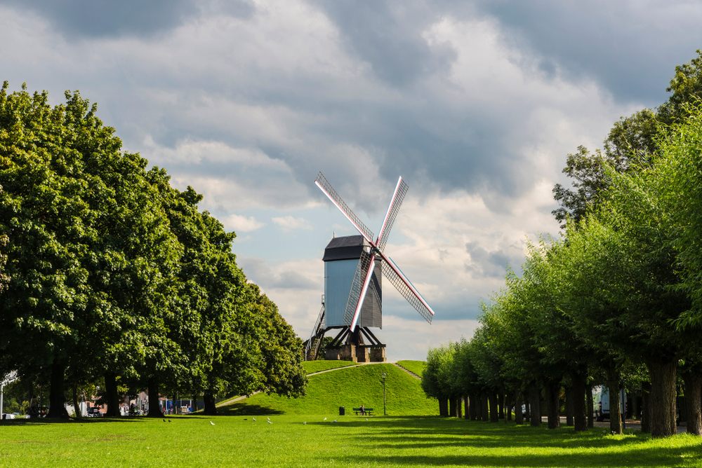 Il mulino Sint-Janshuismolen sui bastioni lungo Kruisvest, nel quartiere di Sint-Anna a Bruges