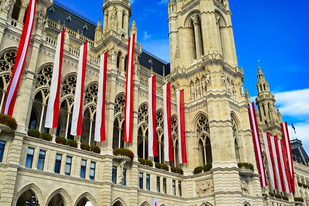 Il Municipio di Vienna con le bandiere austriache