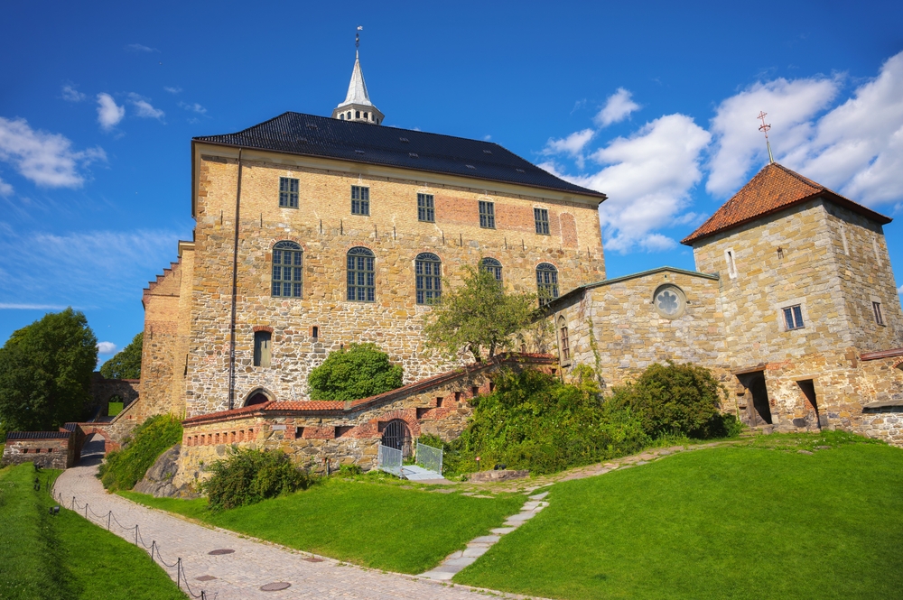 Le mura e le torri in pietra della Fortezza di Akershus a Oslo
