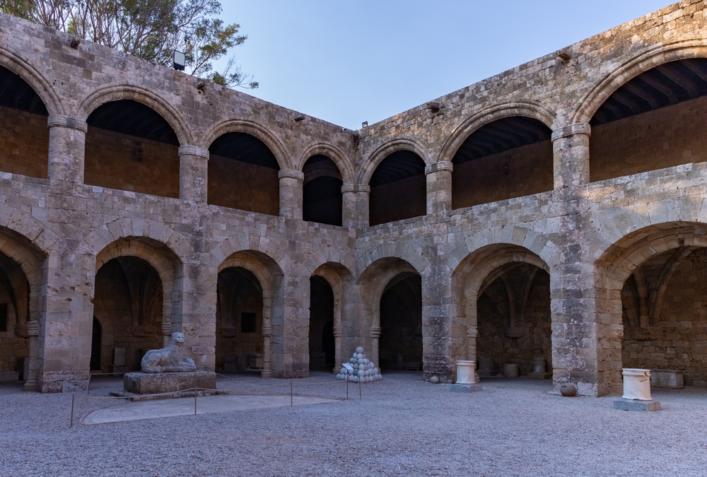 Il cortile del Museo Archeologico di Rodi città
