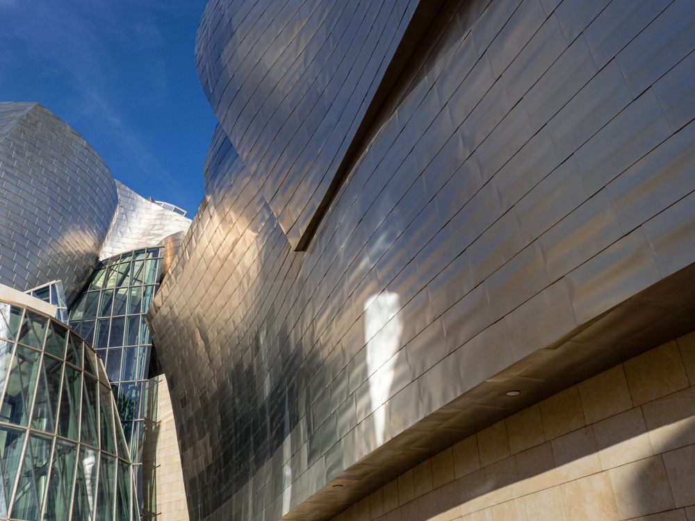 Il Museo Guggenheim progettato da Frank Gehry ad Abandoibarra a Bilbao