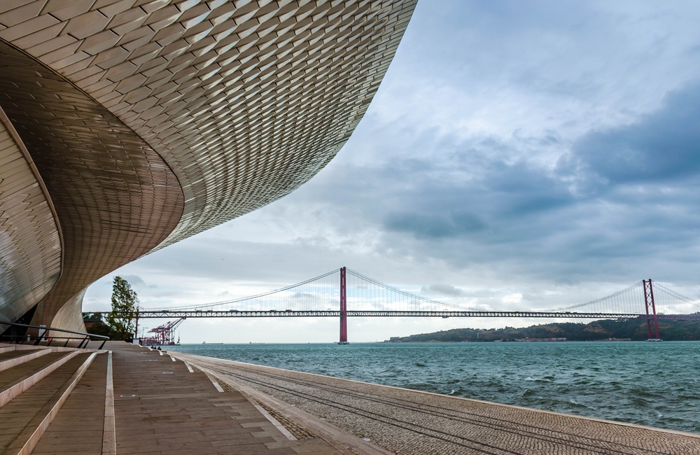 Il museo MAAT accanto al Tago a Lisbona