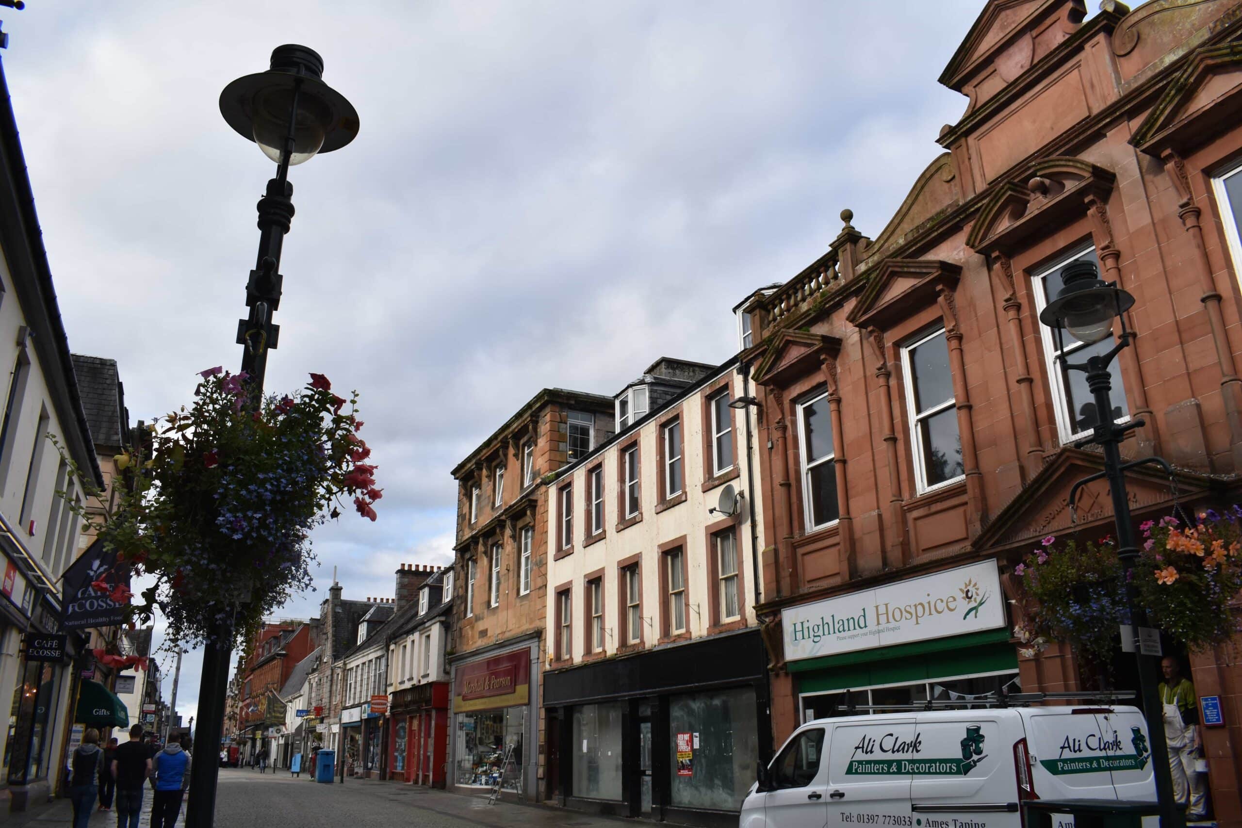 Negozi ed edifici in pietra lungo una strada nel centro di Fort William