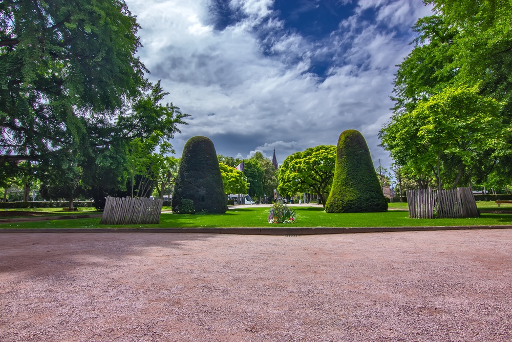 Place de la République con alberi e giardini nella Neustadt di Strasburgo