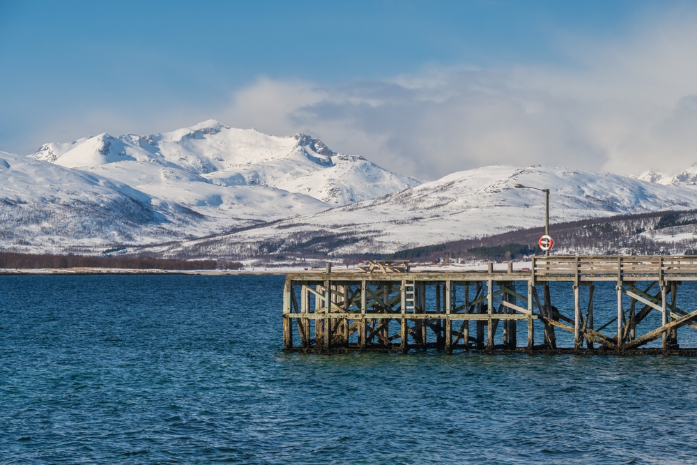 Neve e fiordo presso la spiaggia di Telegrafbukta a Tromsø in inverno