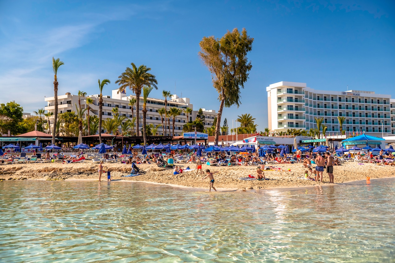 Nissi Beach ad Ayia Napa, uno dei posti migliori dove alloggiare a Cipro