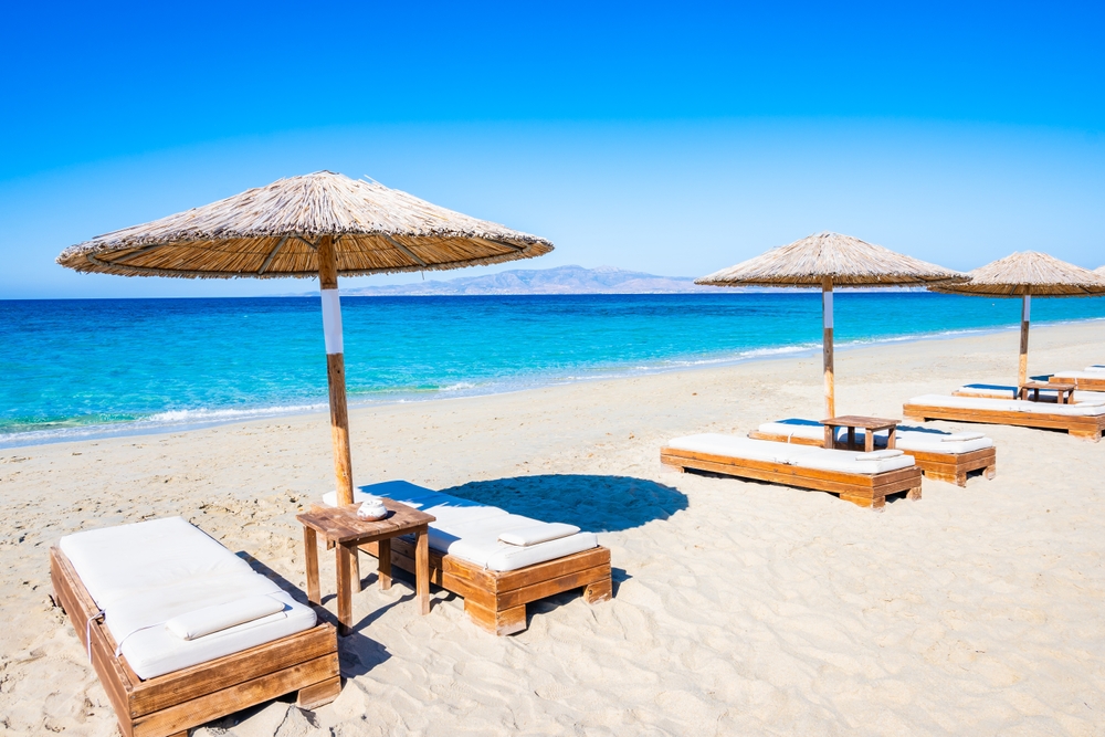 Ombrelloni sulla spiaggia di Plaka a Naxos