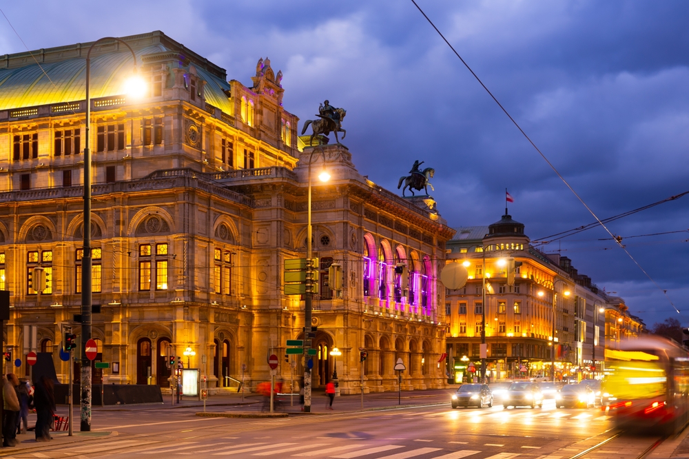 L'Opera di Stato di Vienna e l'Opernring la sera