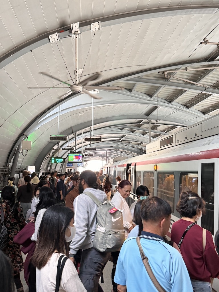 ora di punta sui mezzi pubblici di Bangkok