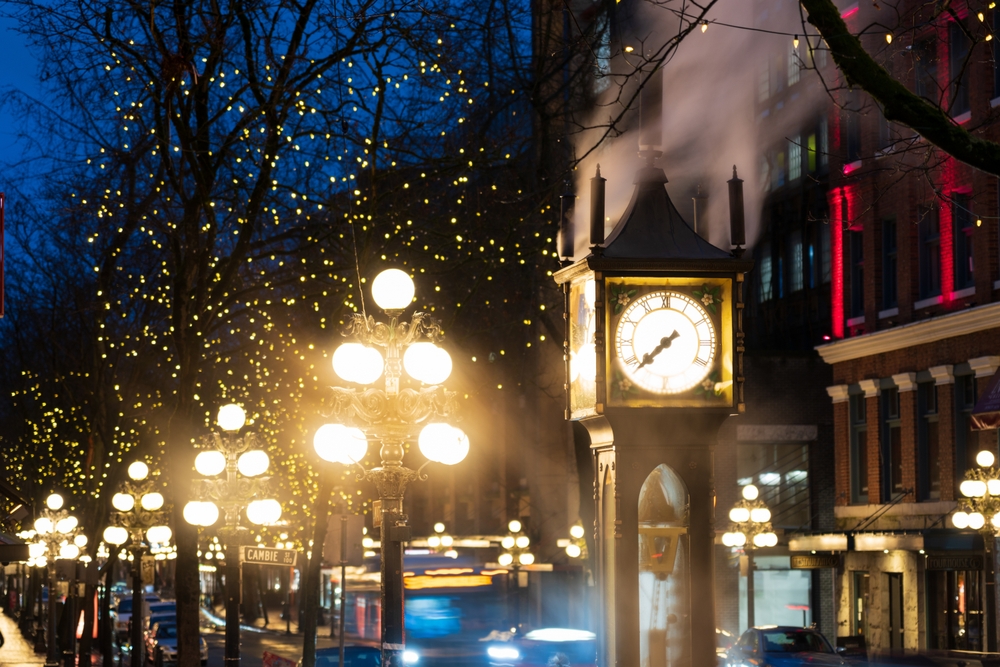L'orologio a vapore di Gastown all'angolo tra Cambie e Water Street a Vancouver, di sera