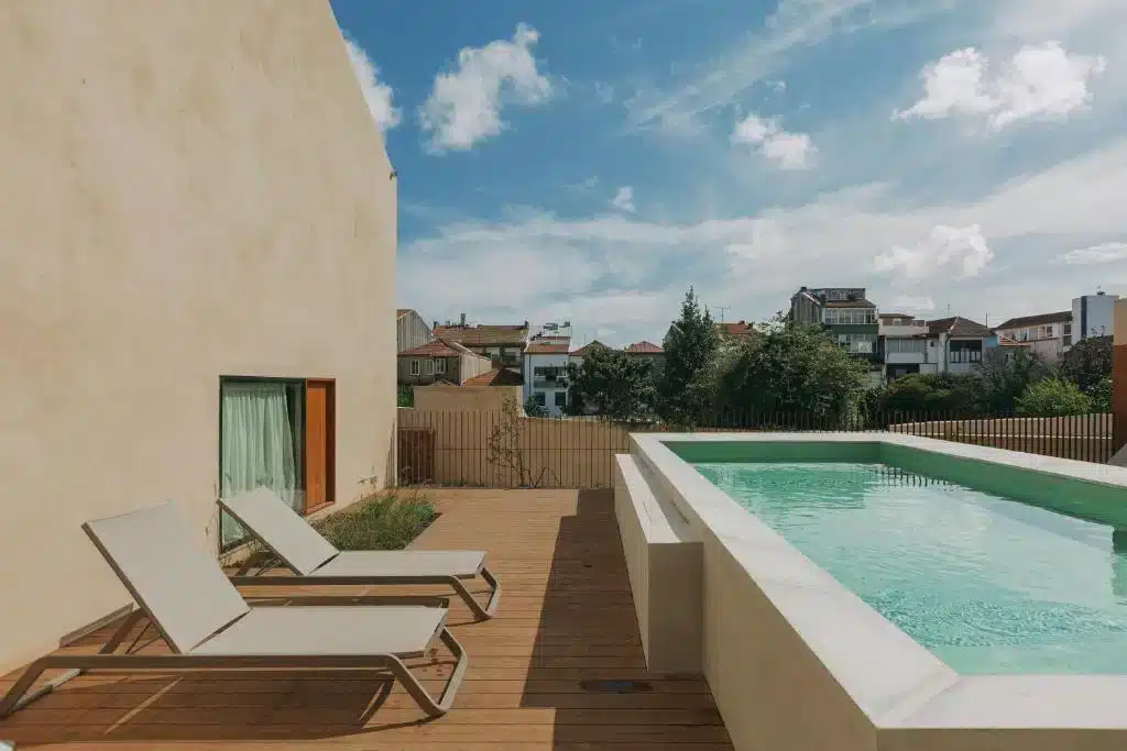Outsite Porto Mouco, hotel alla moda con piscina all'aperto
