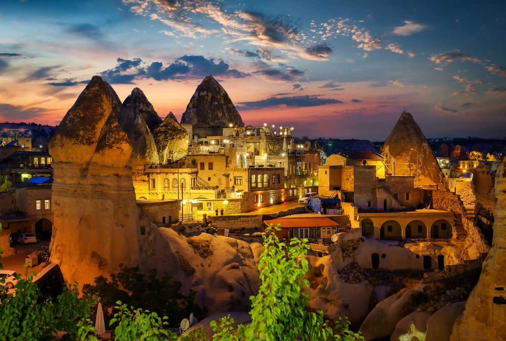 Il paese di Göreme in Cappadocia al tramonto