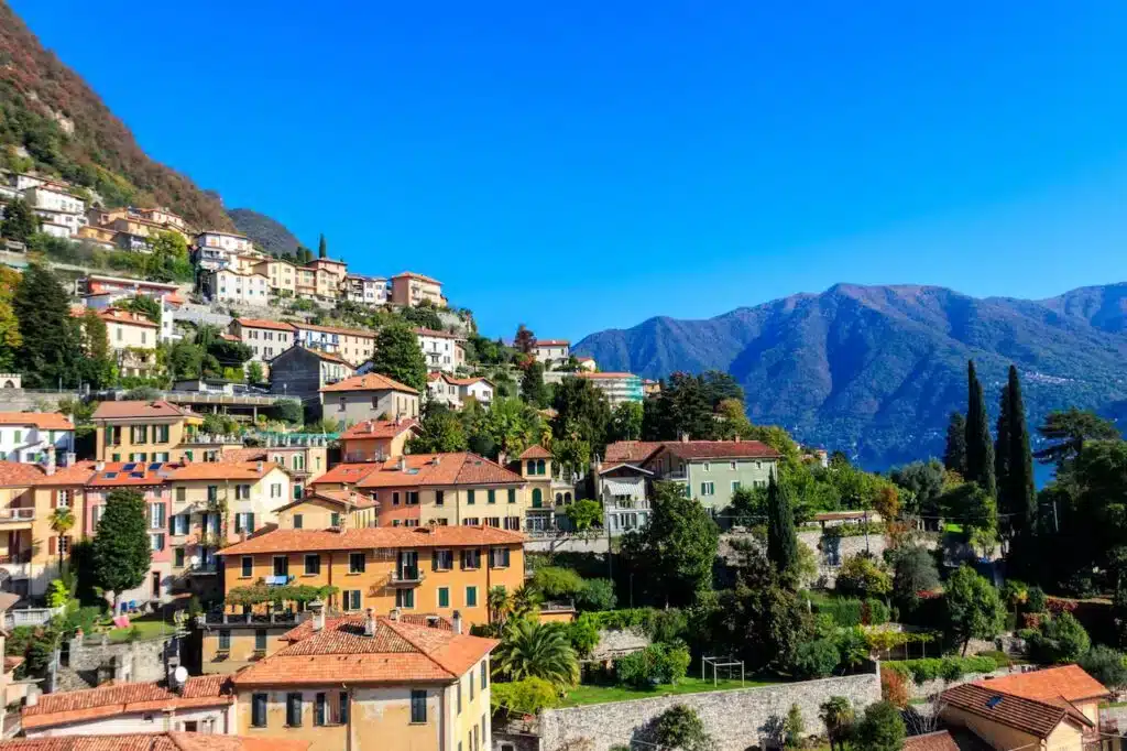 Il paese di Moltrasio e le montagne