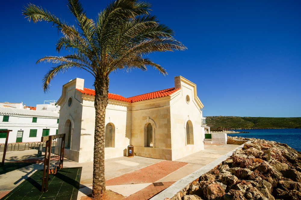 Il paese e il porto di Fornells sulla baia di Fornells a Minorca