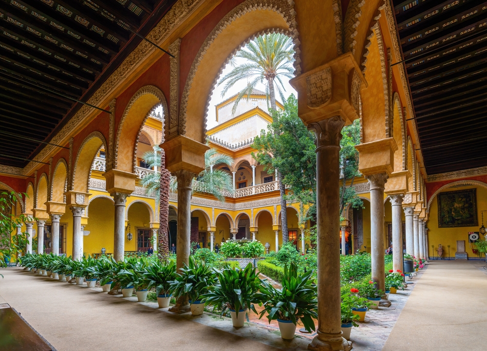 Il cortile principale del Palacio de las Dueñas a Siviglia
