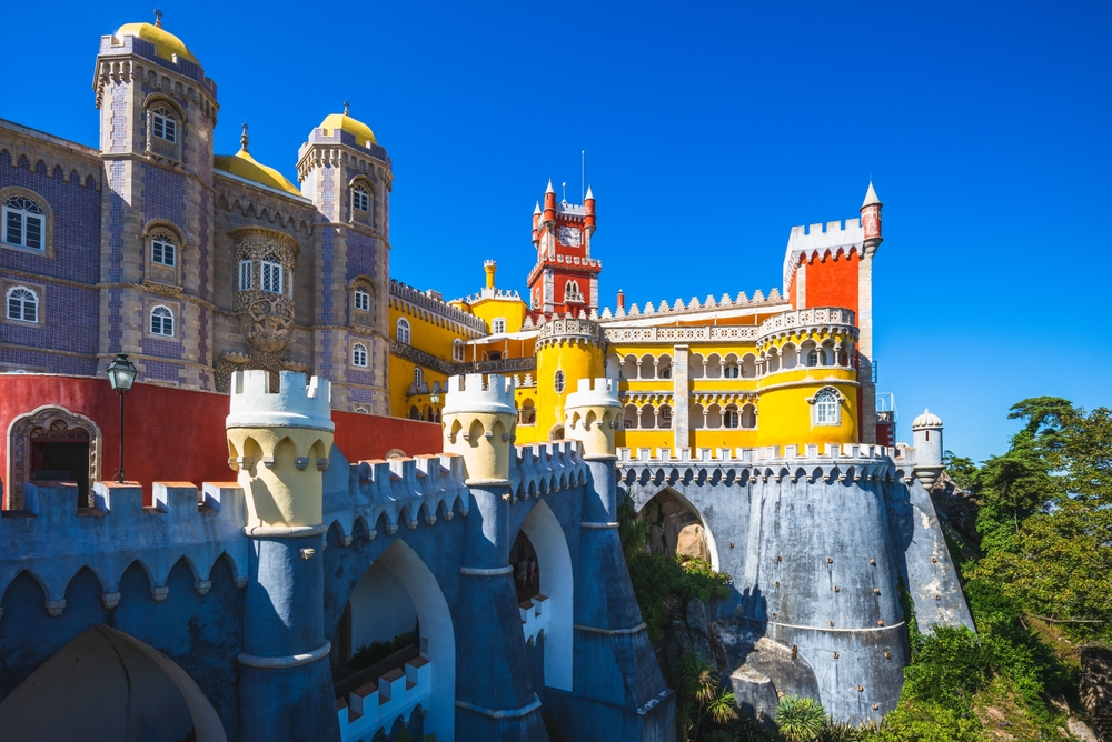 Il Palazzo da Pena in cima a una collina a Sintra