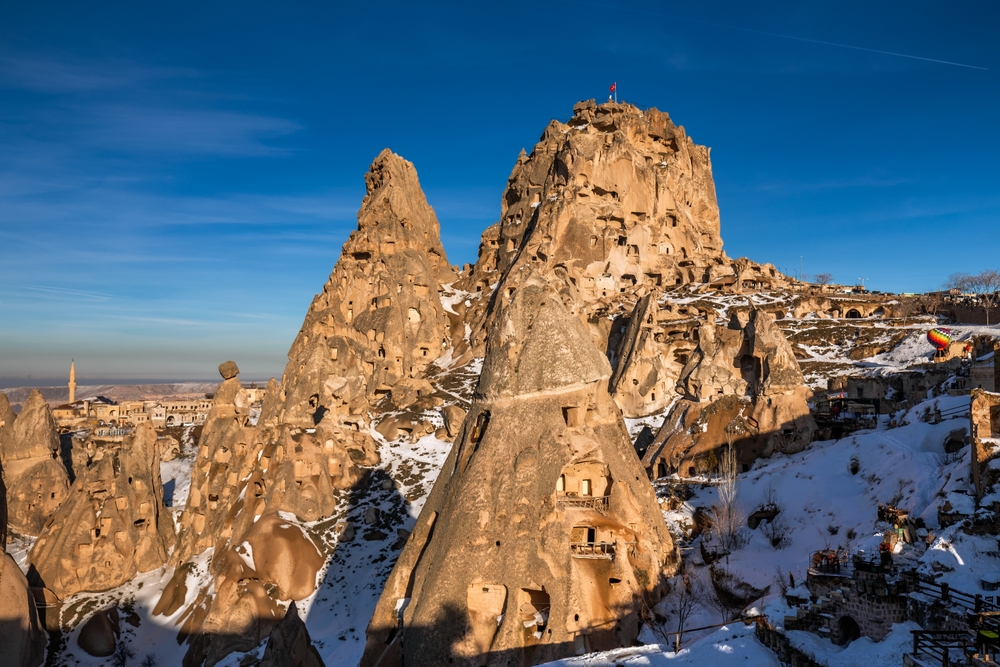 Panorama del castello di Ortahisar con una moschea e il centro storico in Cappadocia