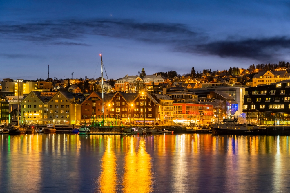 Panorama del centro di Tromsø e del porto in una sera d'inverno