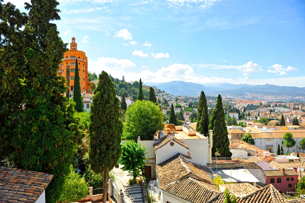 Panorama del quartiere El Realejo a Granada con la Sierra Nevada sullo sfondo