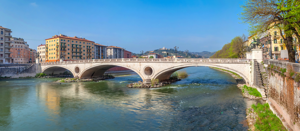 Panorama di Ponte della Vittoria sull'Adige tra il centro storico e Borgo Trento a Verona