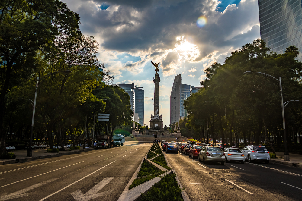 Paseo de la Reforma e il monumento dell'Ángel de la Independencia a Città del Messico