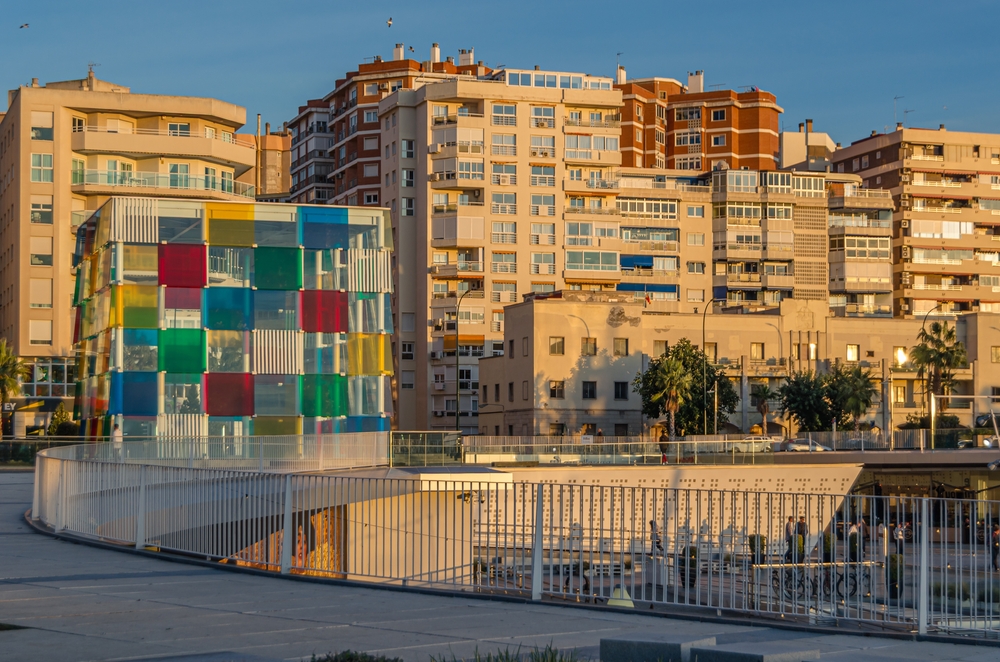 La passeggiata del Muelle Uno a Malaga con il cubo di vetro El Cubo del Centre Pompidou sullo sfondo