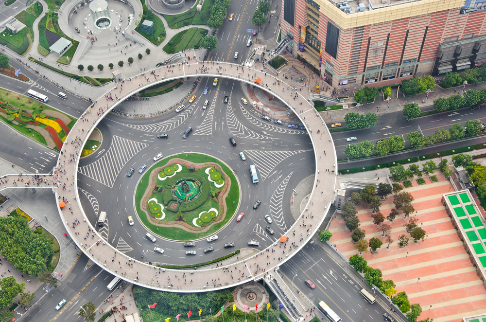 La passerella pedonale circolare tra le torri di Lujiazui a Shanghai vista dall'alto