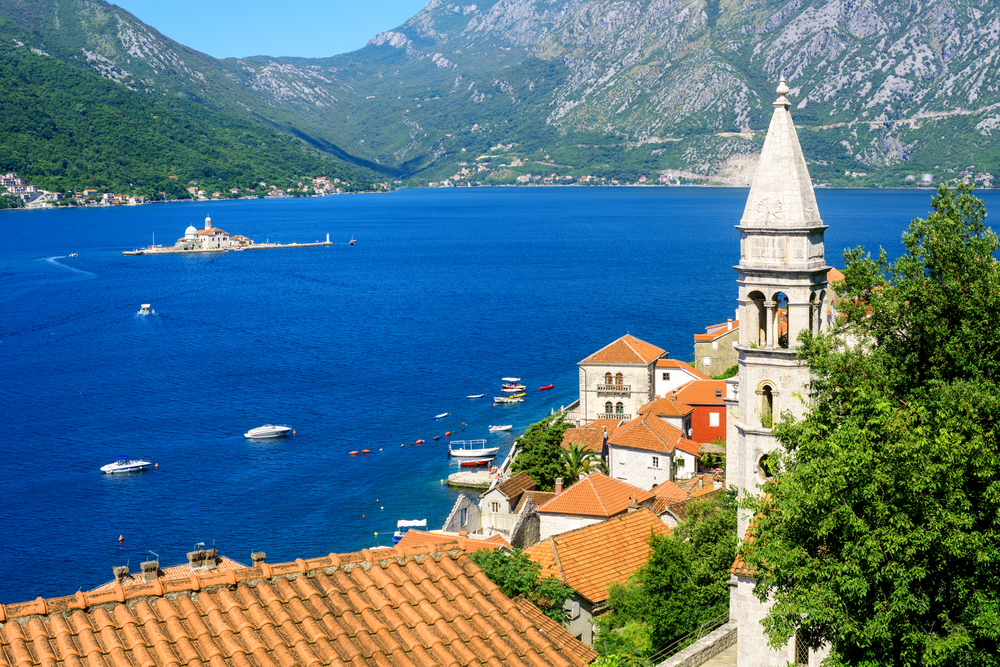 Perasto sulle Bocche di Cattaro con l'isola della Madonna dello Scalpello
