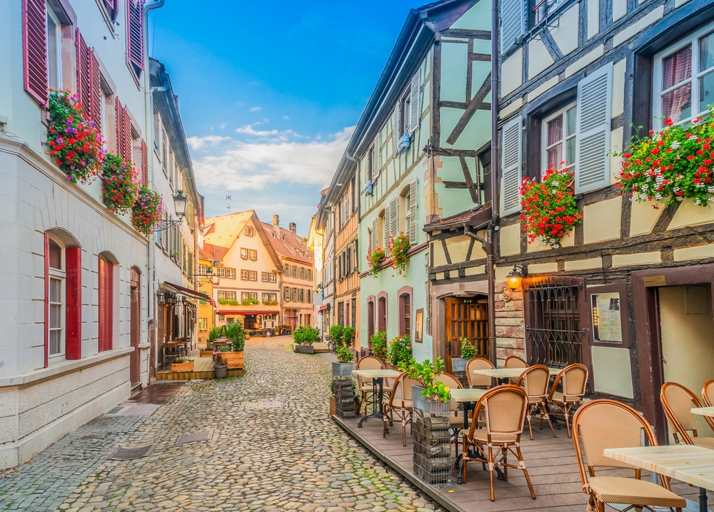 Via con case a graticcio nel quartiere medievale della Petite France a Strasburgo