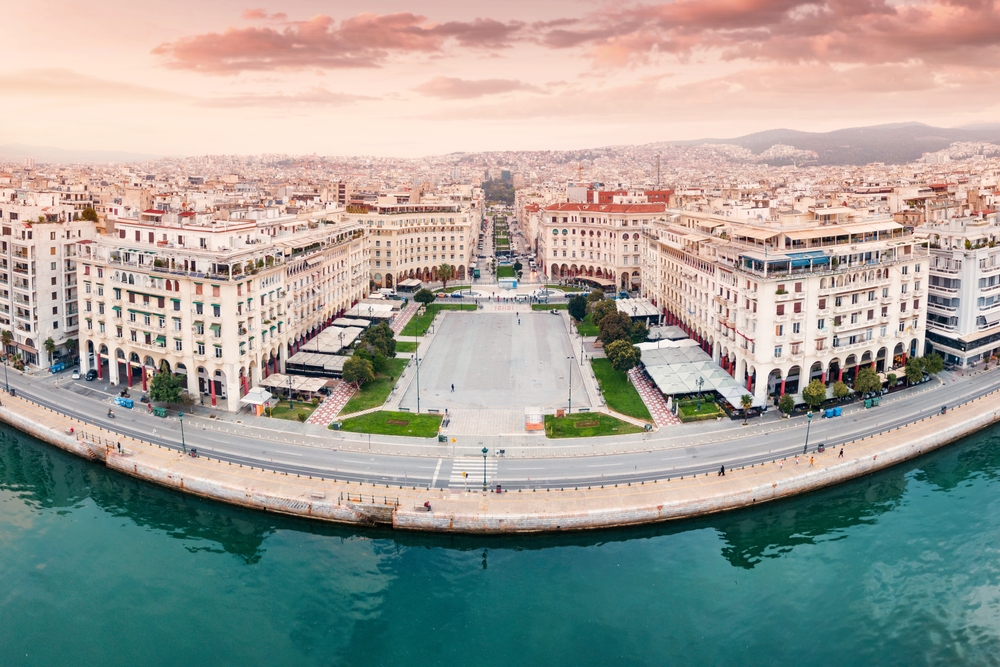Foto aerea di Piazza Aristotele a Salonicco, la grande piazza della città che scende verso il mare