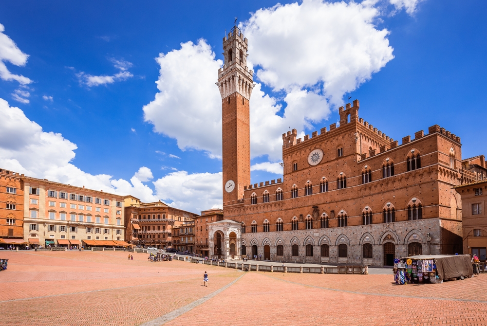 Piazza del Campo con il Palazzo Pubblico e la Torre del Mangia a Siena