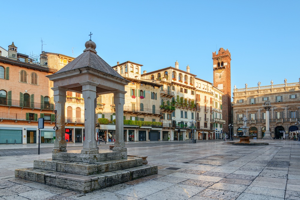 Piazza delle Erbe nel centro storico di Verona con gli antichi palazzi intorno alla piazza