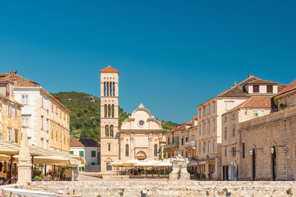La piazza Pjaca con la cattedrale di Santo Stefano nel centro storico di Hvar città