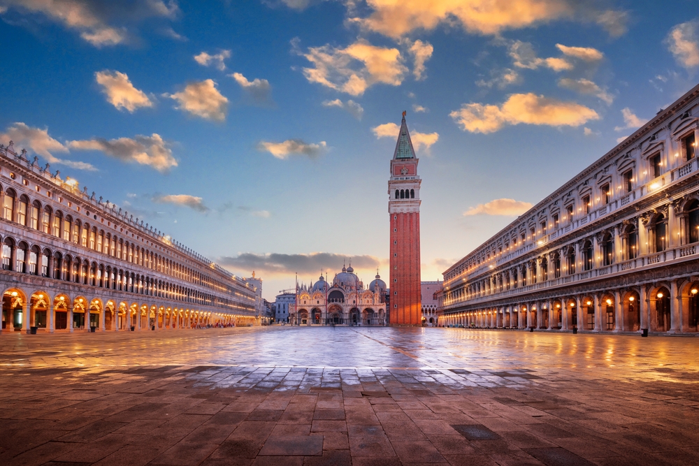 Piazza San Marco a Venezia con la Basilica di San Marco e il campanile al crepuscolo