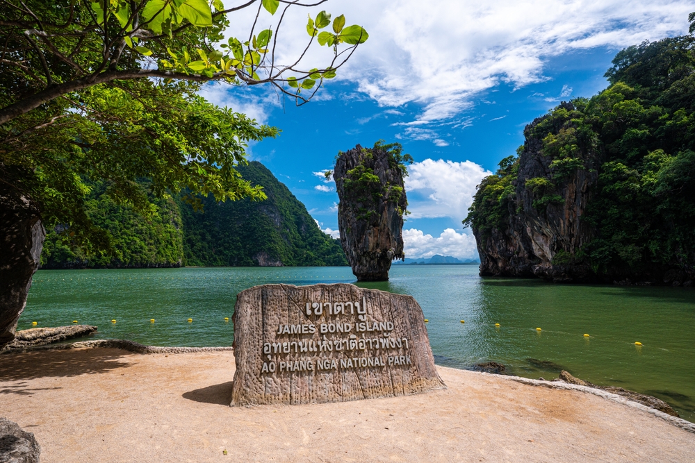 Il pinnacolo roccioso di Ko Tapu a James Bond Island nella baia di Phang Nga