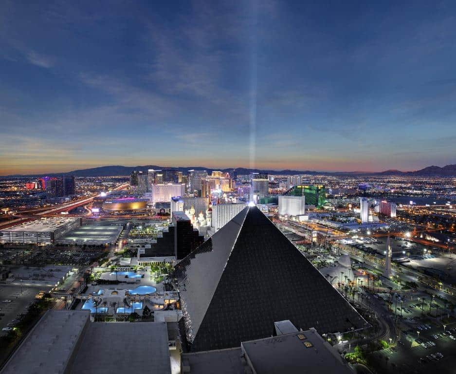 La piramide del Luxor e gli hotel circostanti al tramonto