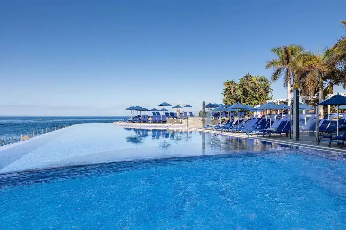 piscina a sfioro del Marina Suites