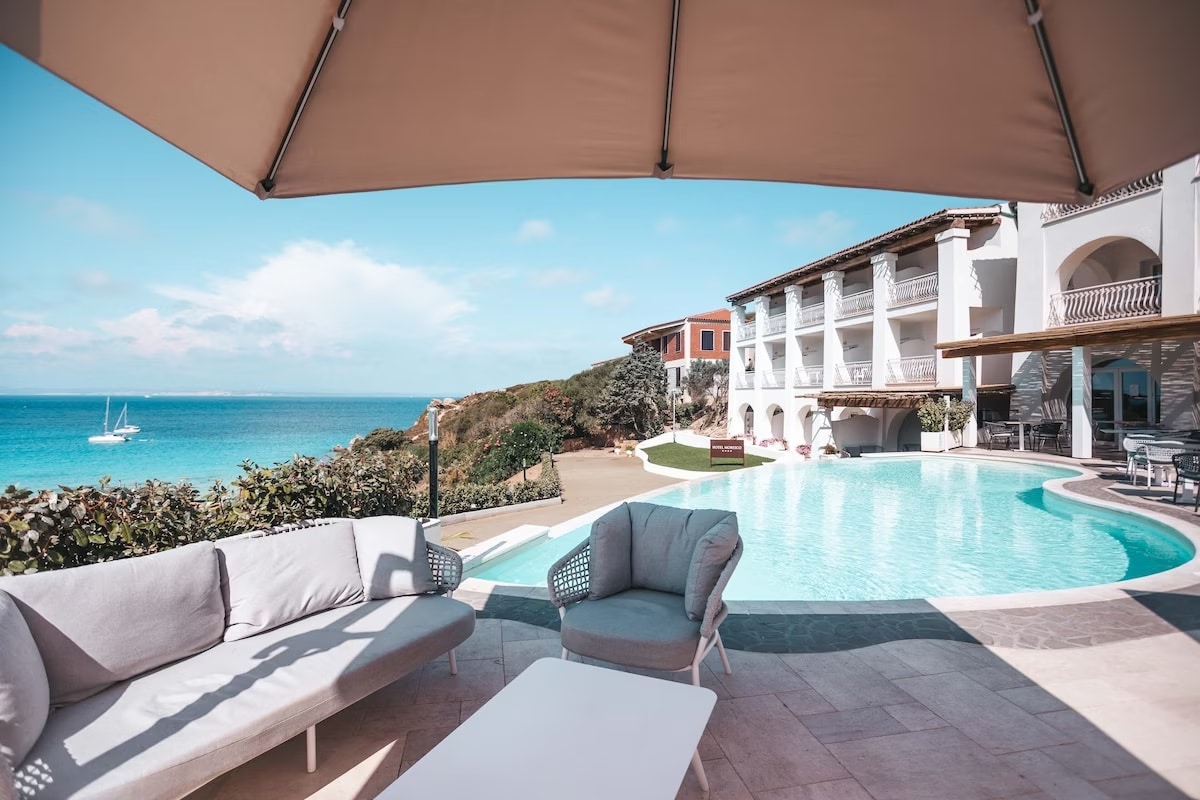 Piscina a sfioro dell'Hotel Moresco in Sardegna