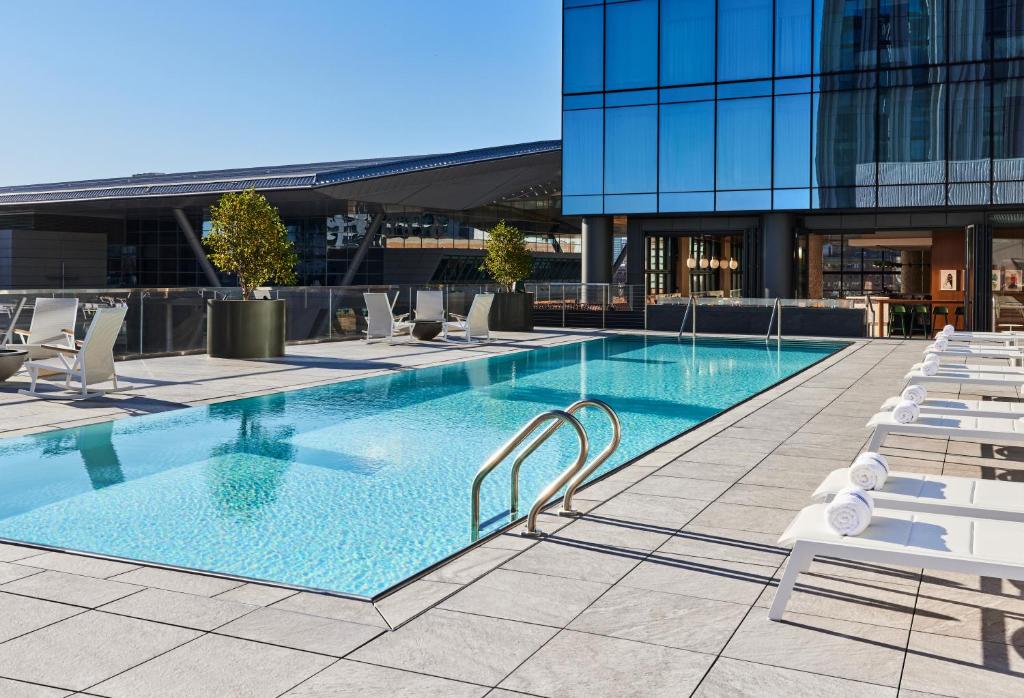 Piscina all'aperto e lettini accanto all'Omni Boston Hotel at the Seaport