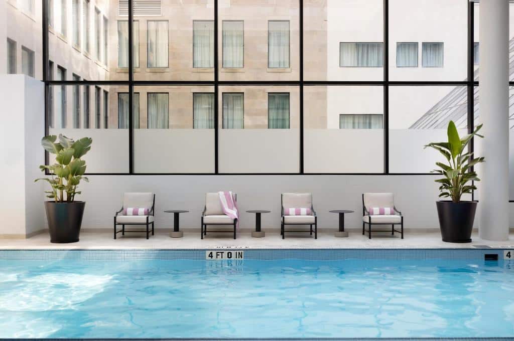 Piscina coperta con lettini e grandi finestre al The Langham, Boston