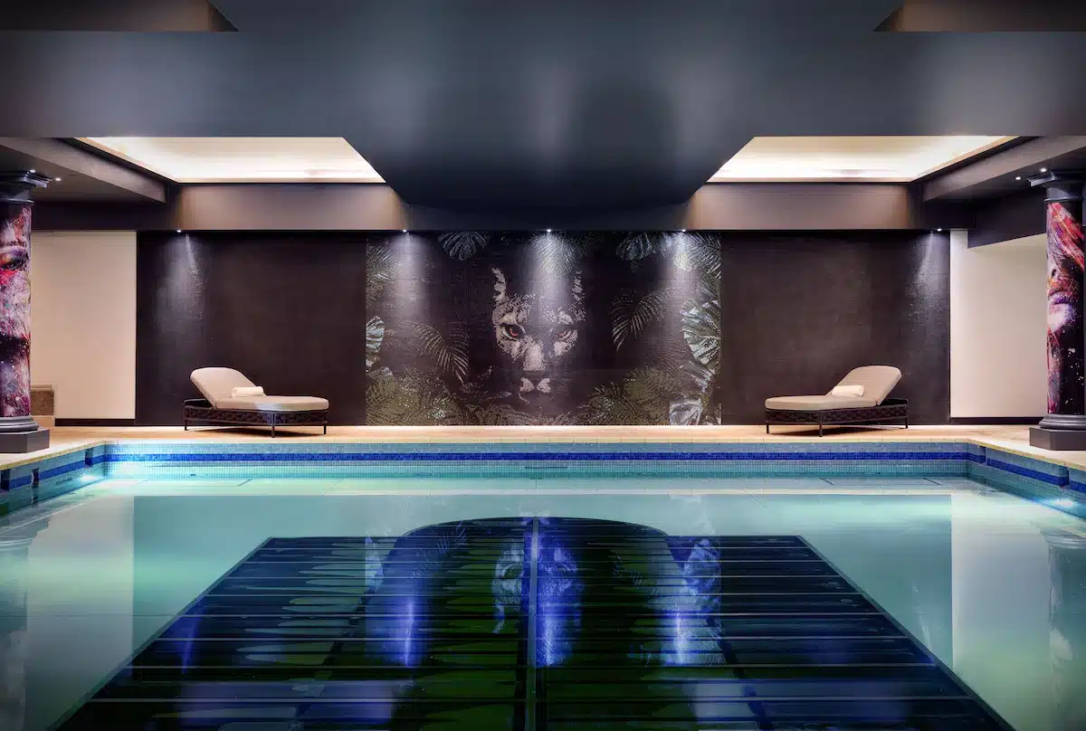 Piscina coperta del NYX Hotel London Holborn